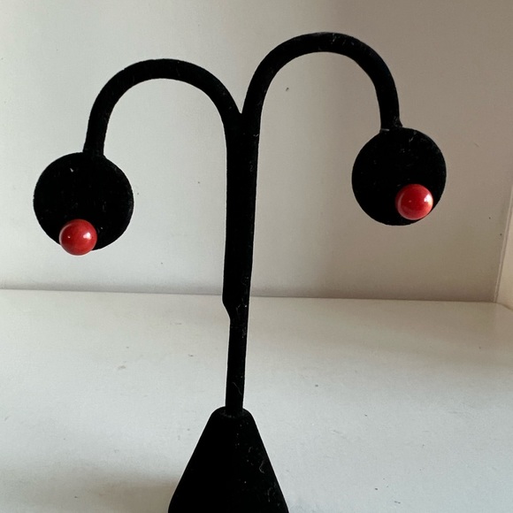 Vintage sea coral vibrant colored 14 karat yellow gold pearl earrings - Picture 8 of 14